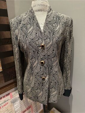 Vtg Casual Corner Black & Cream Paisley Collarless Button Jacket